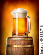 Beer with cask on a yellow background. Стоковое фото, агентство Ingram Publishing / Фотобанк Лори