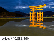 Miyajima, Hiroshima, famed floating torii gate Japan sunset. Стоковое фото, агентство Ingram Publishing / Фотобанк Лори