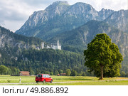 Beautiful summer romantic road view of the Neuschwanstein castle at Fussen Bavaria, Germany. Стоковое фото, агентство Ingram Publishing / Фотобанк Лори