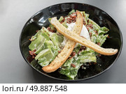 bowl of green caesar salad . Стоковое фото, агентство Ingram Publishing / Фотобанк Лори