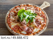 pizza parma ham and rocket salad on wooden table. Стоковое фото, агентство Ingram Publishing / Фотобанк Лори