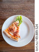 piece of pizza parma ham and rocket salad. Стоковое фото, агентство Ingram Publishing / Фотобанк Лори