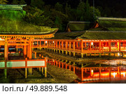 Miyajima, Hiroshima, famed floating Shrine temple  itsukushima Japan at dusk. Стоковое фото, агентство Ingram Publishing / Фотобанк Лори