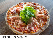 pizza parma ham and rocket salad on wooden table. Стоковое фото, агентство Ingram Publishing / Фотобанк Лори