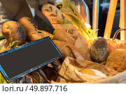 bread and rolls in wicker basket station in buffet line. Стоковое фото, агентство Ingram Publishing / Фотобанк Лори