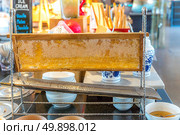 Raw Honey rack in restaurant . Стоковое фото, агентство Ingram Publishing / Фотобанк Лори