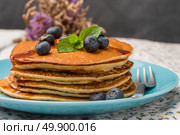 Delicious golden pancakes with fresh blackberries. Стоковое фото, агентство Ingram Publishing / Фотобанк Лори