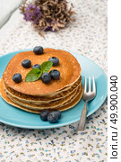 Delicious golden pancakes with fresh blackberries. Стоковое фото, агентство Ingram Publishing / Фотобанк Лори