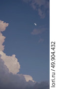 Moonrise journey amidst dramatic clouds and tranquil night sky with stars. Стоковое AI-видео, аниматор Владимир Федоров / Фотобанк Лори