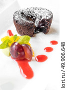 Chocolate fondant lava cake with Icecream and fresh fruit. Стоковое фото, агентство Ingram Publishing / Фотобанк Лори