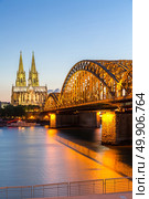 Cologne Cathedral and Hohenzollern Bridge, Cologne, Germany. Стоковое фото, агентство Ingram Publishing / Фотобанк Лори
