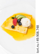 Icecream Crape with sweet sauce dessert. Стоковое фото, агентство Ingram Publishing / Фотобанк Лори