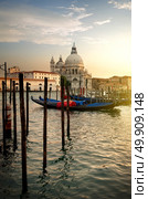 Basilica di Santa Maria della Salute and gondolas at sunset in Venice, Italy. Стоковое фото, агентство Ingram Publishing / Фотобанк Лори