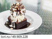 Chocolate Brownie with Ice cream and fudge. Стоковое фото, агентство Ingram Publishing / Фотобанк Лори