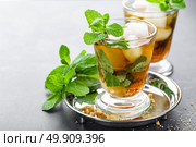 Mint Julep cocktail with bourbon, ice and mint in glass on black background. Стоковое фото, агентство Ingram Publishing / Фотобанк Лори