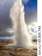 strokkur geysir hot spring Eruption in golden circle  Iceland. Стоковое фото, агентство Ingram Publishing / Фотобанк Лори