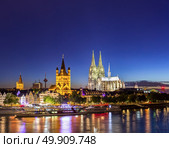 Cologne Cathedral along river rhine Germany. Стоковое фото, агентство Ingram Publishing / Фотобанк Лори