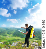 Man tourist in mountain direct the way. Стоковое фото, агентство Ingram Publishing / Фотобанк Лори