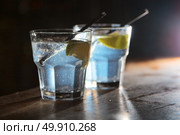 two alcoholic gin and tonic in the bar. Cocktail. Стоковое фото, агентство Ingram Publishing / Фотобанк Лори