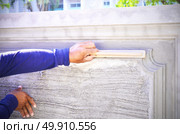 hand of builder worker use trowel plastering concrete at wall. Стоковое фото, агентство Ingram Publishing / Фотобанк Лори