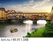 Ponte Vecchio in Florence at sunset, Italy. Стоковое фото, агентство Ingram Publishing / Фотобанк Лори