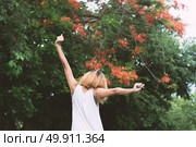 happy woman standing stretch her arms in the air. Enjoy fresh air. Стоковое фото, агентство Ingram Publishing / Фотобанк Лори