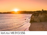 A view of a Praia da Rocha in Portimao during sunset, Algarve region, Portugal. Стоковое фото, агентство Ingram Publishing / Фотобанк Лори