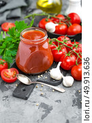 Tomato paste and fresh tomatoes, tomatos puree. Стоковое фото, агентство Ingram Publishing / Фотобанк Лори