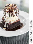 Chocolate Brownie with Ice cream and fudge. Стоковое фото, агентство Ingram Publishing / Фотобанк Лори