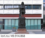 Памятник Лейбницу в Лейпциге, Германия (2018 год). Стоковое фото, фотограф Михаил Марковский / Фотобанк Лори