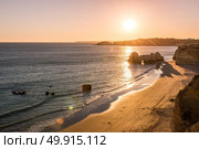A view of a Praia da Rocha in Portimao during sunset, Algarve region, Portugal. Стоковое фото, агентство Ingram Publishing / Фотобанк Лори