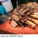 Chef Carving prime rib of  roast Wagyu beef . Стоковое фото, агентство Ingram Publishing / Фотобанк Лори