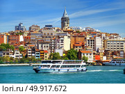 Cityscape of Istanbul with the view on Galata Tower and boats in Golden Horn bay, Turkey. Стоковое фото, агентство Ingram Publishing / Фотобанк Лори