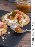 Canape or crostini with multigrain  crispread with cream cheese and fig jam on a slate board. Delicious appetizer ideal as an aperitif. Стоковое фото, агентство Ingram Publishing / Фотобанк Лори