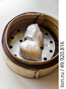 Chinese dim sum in wooden basket. Стоковое фото, агентство Ingram Publishing / Фотобанк Лори