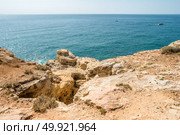 Summer Atlantic ocean rocky coastline near Carvoeiro town, Lagoa, Algarve - Portugal. Стоковое фото, агентство Ingram Publishing / Фотобанк Лори