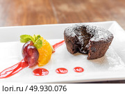 Chocolate fondant lava cake with Icecream and fresh fruit. Стоковое фото, агентство Ingram Publishing / Фотобанк Лори