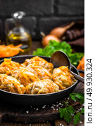 Cabbage rolls stewed with meat and vegetables in pan on dark wooden background. Стоковое фото, агентство Ingram Publishing / Фотобанк Лори