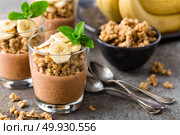 Layered chocolate chia pudding parfait with banana, granola and yogurt, dessert. Стоковое фото, агентство Ingram Publishing / Фотобанк Лори