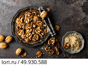 Walnut kernels and whole walnuts on rustic old wooden table. Стоковое фото, агентство Ingram Publishing / Фотобанк Лори
