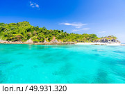 Tropical white sand beach at snoekel point from speed boat at andaman sea indian ocean Myanmar and Thailand. Стоковое фото, агентство Ingram Publishing / Фотобанк Лори