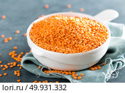 Raw lentil in bowl on table. Fresh lentils. Vegetarian food. Стоковое фото, агентство Ingram Publishing / Фотобанк Лори