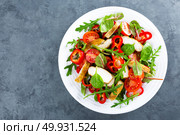 Fresh vegetable salad plate of tomatoes, spinach, pepper, arugula, chard leaves and grilled chicken breast. Fried chicken meat, fillet with salad. Healthy food. Diet dinner or lunch menu. Salad plate on table. Flat lay. View from above. Стоковое фото, агентство Ingram Publishing / Фотобанк Лори