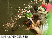 NAKHONNAYOK THAILAND - NOVEMBER 25 : Loy Krathong festival. Unidentified women dressed in traditional candle lighting ceremony to worship. on November 25, 2015 in Nakhonnayok, Thailand. Редакционное фото, агентство Ingram Publishing / Фотобанк Лори