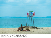 Phuket, THAILAND - March  4, 2017. Tourists are happy to live on the beautiful beach in Phuket. Редакционное фото, агентство Ingram Publishing / Фотобанк Лори