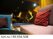 Luxury sofas in the hotel’s guest lounge with night lighting. Стоковое фото, агентство Ingram Publishing / Фотобанк Лори