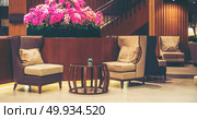 Luxury sofas in the hotel’s guest lounge with night lighting. Стоковое фото, агентство Ingram Publishing / Фотобанк Лори