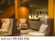 Luxury sofas in the hotel’s guest lounge with night lighting. Стоковое фото, агентство Ingram Publishing / Фотобанк Лори
