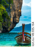 KRABI,THAILAND - MAY 6, 2017: Tourists enjoying the beautiful miracle beach & crystal clear water at Koh Kai, Koh Tub & Koh Mor, Krabi, Thaiand. Редакционное фото, агентство Ingram Publishing / Фотобанк Лори