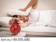 Man hand turns off the alarm clock waking up at morning . . Man hand turns off the alarm clock waking up at morning . . Стоковое фото, агентство Ingram Publishing / Фотобанк Лори